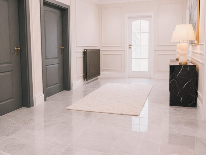 Vizualizace horní chodby rodinného domu na Srubci ve světlém elegantním stylu