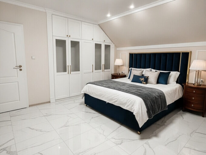 Vizualizace ložnice v patře rodinného domu na Srubci ve světlém elegantním stylu