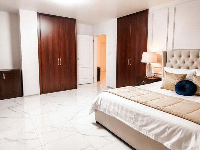 Vizualizace ložnice v patře rodinného domu na Srubci v luxusnějším elegantním stylu