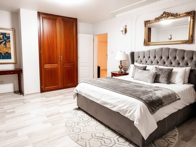 Vizualizace ložnice v patře rodinného domu na Srubci v elegantním stylu